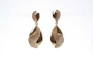 A pair of diamond drop earrings in 14 carat yellow gold