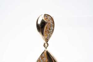 A pair of diamond drop earrings in 14 carat yellow gold - 3