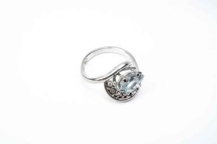 An aquamarine and diamond ring in 18 carat white gold