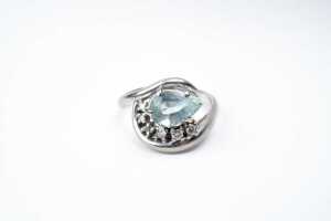 An aquamarine and diamond ring in 18 carat white gold - 2