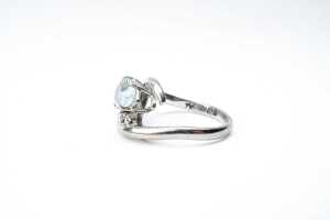 An aquamarine and diamond ring in 18 carat white gold - 3