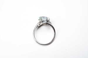 An aquamarine and diamond ring in 18 carat white gold - 4