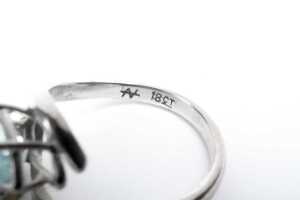 An aquamarine and diamond ring in 18 carat white gold - 5