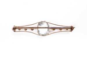 An antique aquamarine and pearl brooch in 9 carat yellow gold - 2