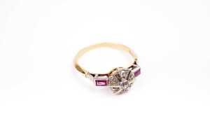 An Art Deco diamond and ruby ring in 18 carat yellow gold - 2