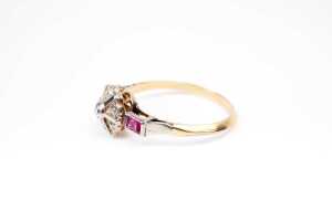 An Art Deco diamond and ruby ring in 18 carat yellow gold - 3