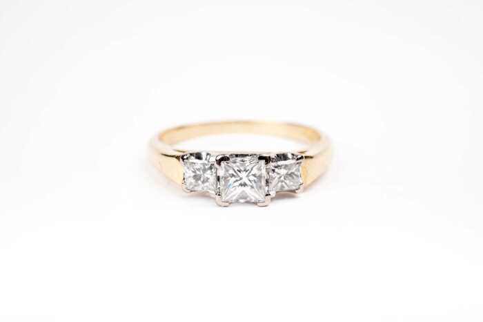 A diamond trilogy ring in 18 carat yellow gold