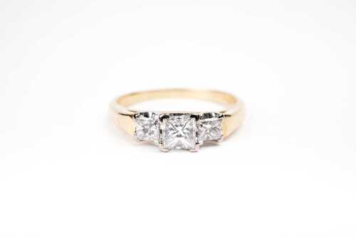A diamond trilogy ring in 18 carat yellow gold