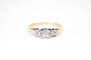 A diamond trilogy ring in 18 carat yellow gold