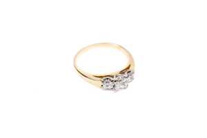 A diamond trilogy ring in 18 carat yellow gold - 2