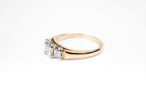 A diamond trilogy ring in 18 carat yellow gold - 3