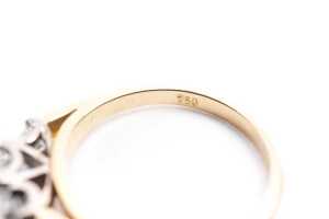A diamond trilogy ring in 18 carat yellow gold - 5