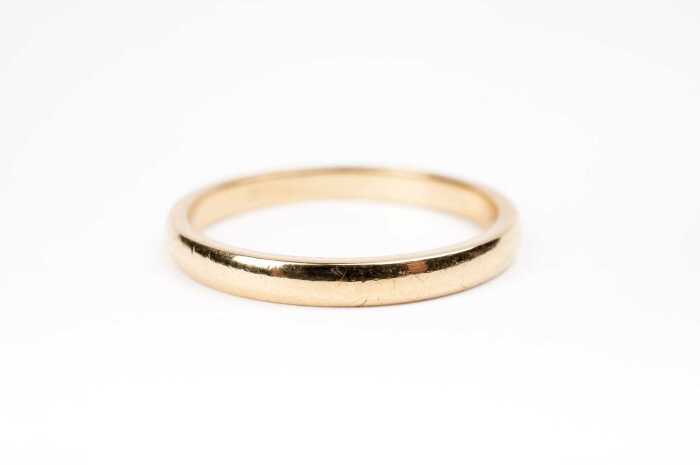 A wedding band in 18 carat yellow gold