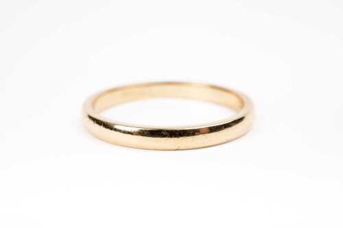 A wedding band in 18 carat yellow gold