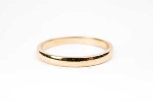 A wedding band in 18 carat yellow gold