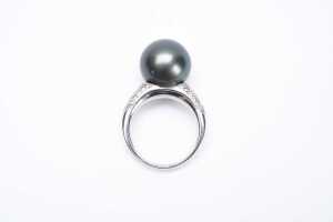A Tahitian pearl and diamond ring in 18 carat white gold - 3