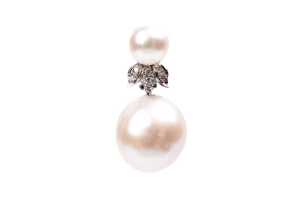 A pair of pearl and diamond earrings in 14 carat white gold - 2