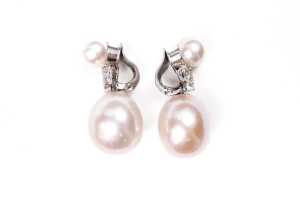 A pair of pearl and diamond earrings in 14 carat white gold - 3
