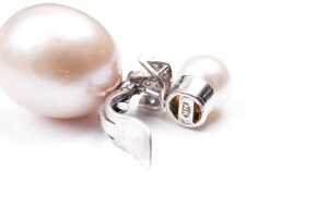 A pair of pearl and diamond earrings in 14 carat white gold - 4