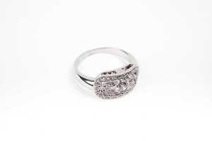 A diamond ring in 18 carat white gold - 2