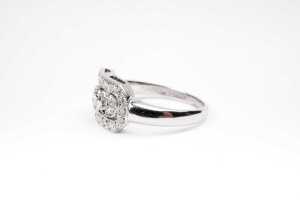 A diamond ring in 18 carat white gold - 3