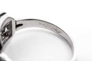 A diamond ring in 18 carat white gold - 5