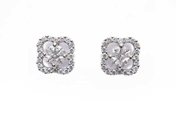 A pair of diamond earrings in 18 carat white gold