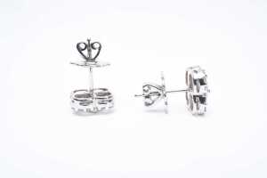 A pair of diamond earrings in 18 carat white gold - 3