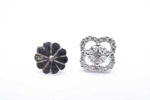 A pair of diamond earrings in 18 carat white gold - 4