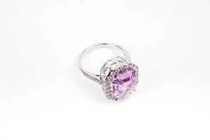 A kunzite and diamond ring in 14 carat white gold - 2