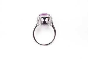 A kunzite and diamond ring in 14 carat white gold - 4