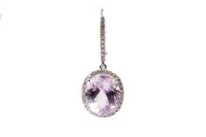 A pair of kunzite and diamond earrings in 14 carat white gold - 2