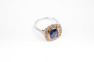 A sapphire and diamond ring in 14 carat yellow and white gold - 2