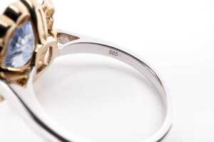A sapphire and diamond ring in 14 carat yellow and white gold - 5