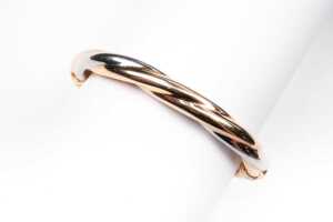 An Italian twist bangle in 9 carat yellow and white gold - 2