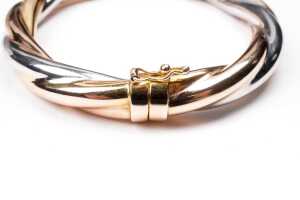 An Italian twist bangle in 9 carat yellow and white gold - 3