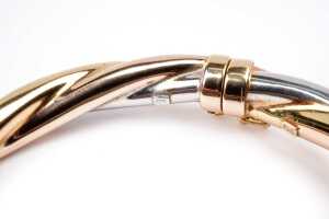 An Italian twist bangle in 9 carat yellow and white gold - 4