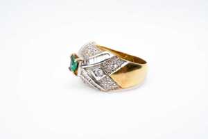 An emerald and diamond ring in 18 carat yellow gold - 3