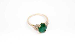An emerald and diamond ring in 14 carat yellow gold - 2
