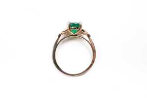 An emerald and diamond ring in 14 carat yellow gold - 4