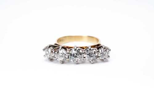 A vintage diamond ring in 18 carat yellow gold