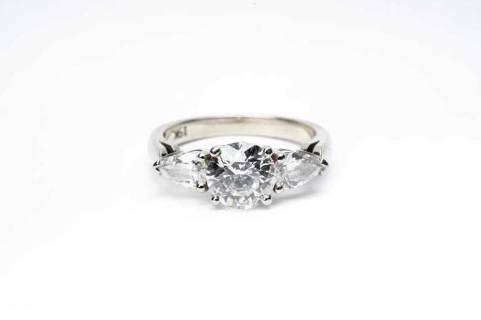 A diamond trilogy ring in 19 carat white gold
