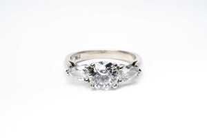 A diamond trilogy ring in 19 carat white gold