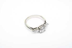 A diamond trilogy ring in 19 carat white gold - 2