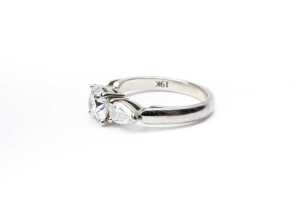 A diamond trilogy ring in 19 carat white gold - 3