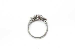 A diamond trilogy ring in 19 carat white gold - 4