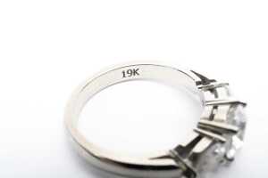 A diamond trilogy ring in 19 carat white gold - 5