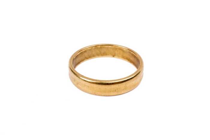 A grooved wedding band in 18 carat yellow gold