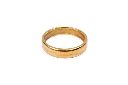 A grooved wedding band in 18 carat yellow gold