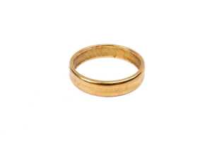 A grooved wedding band in 18 carat yellow gold